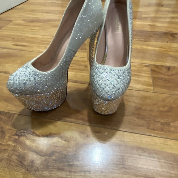 Shoes - Picture 5 of 7